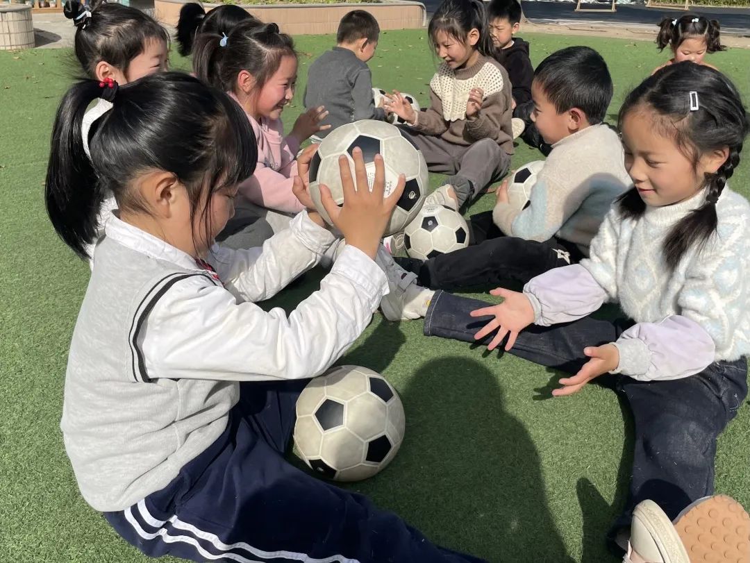 足球玩法幼儿_幼儿园玩转足球游戏规则_足球游戏玩法幼儿园