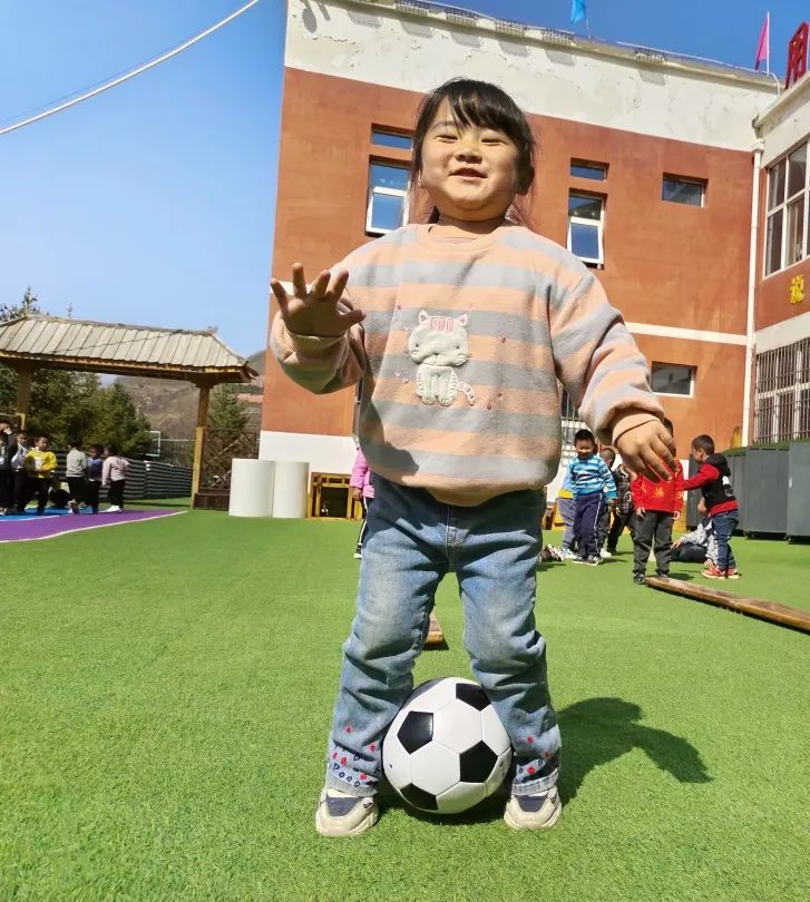 幼儿园玩转足球游戏规则_足球幼儿园小游戏_足球玩法幼儿园