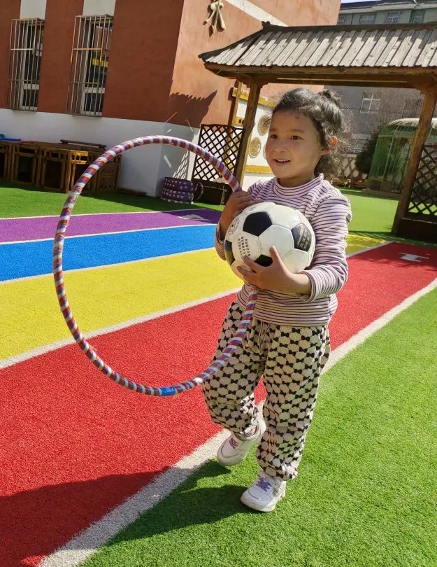 足球幼儿园小游戏_幼儿园玩转足球游戏规则_足球玩法幼儿园